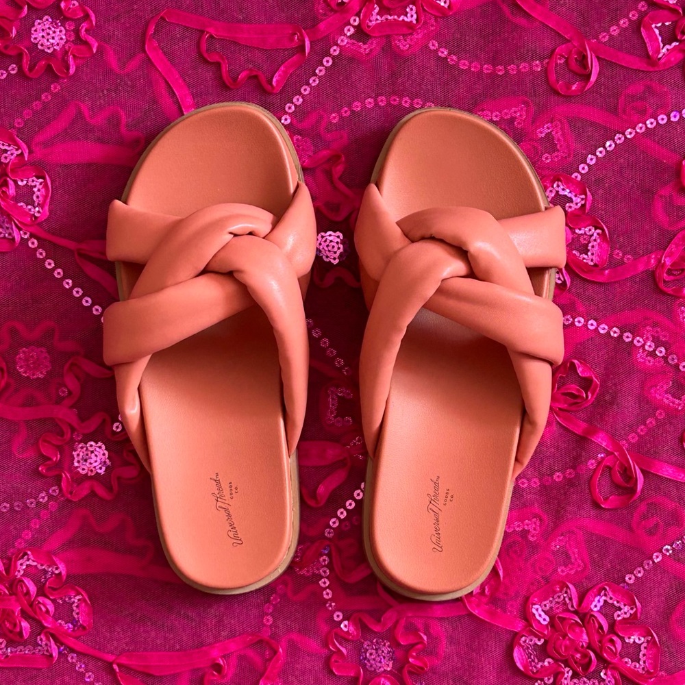 NWOT/NIB coral cosette flat sandal/flip flops